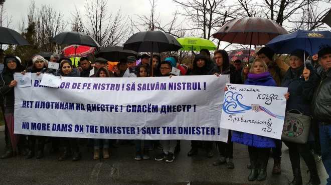 PROTEST la Ambasada Ucrainei de la Chișinău, împotriva construcției a șase hidrocentrale pe râul Nistru care ar putea lăsa FĂRĂ APĂ jumătate din populația R. Moldova