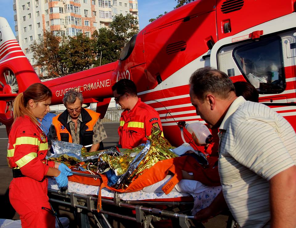 VIDEO. O femeie care a avut de suferit în urma exploziei de la Fălești, transportată cu un elicopter SMURD la Chișinău