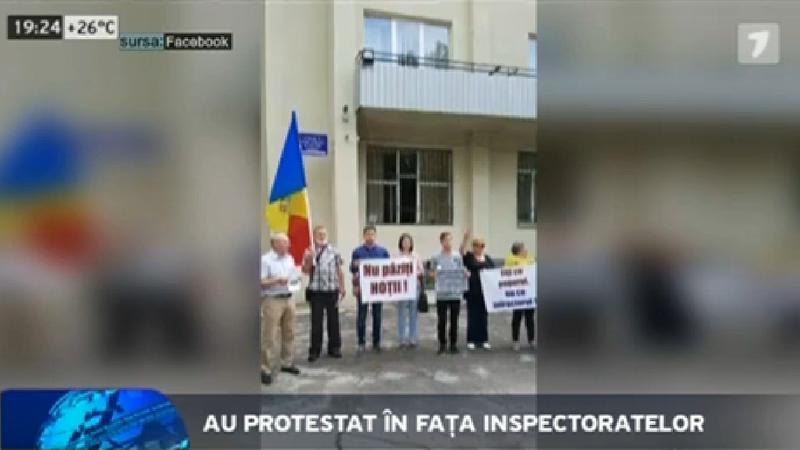 Proteste în fața sediilor inspectoratelor de poliție din Capitală