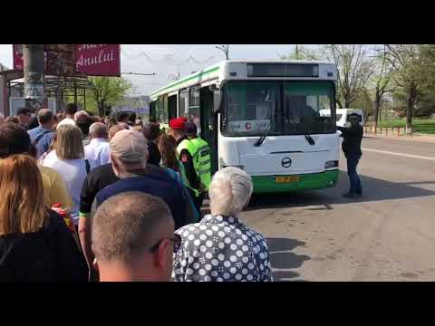 Cozi la autobuzele gratuite care duc la cimitirul Doina. Situația de la fața locului