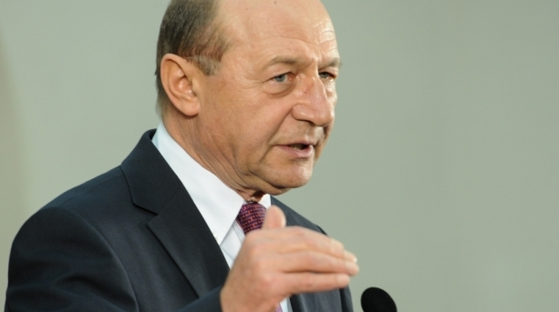 Băsescu le cere șoferilor români să nu mai alimenteze de la benzinăriile MOL