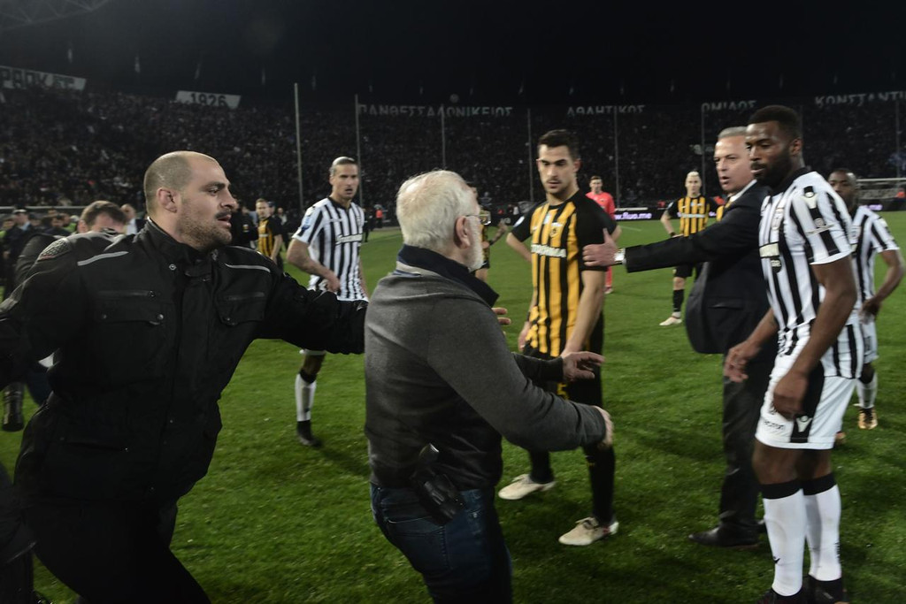 Atene, gol annullato al novantesimo. Parapiglia in campo e il presidente del Paok irrompe con la pistola