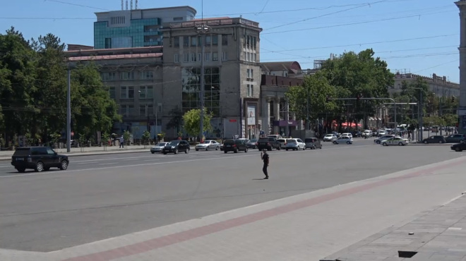 Șofer amendat pentru că avea încleiat pe mașină un mesaj împotriva scumpirii carburanților