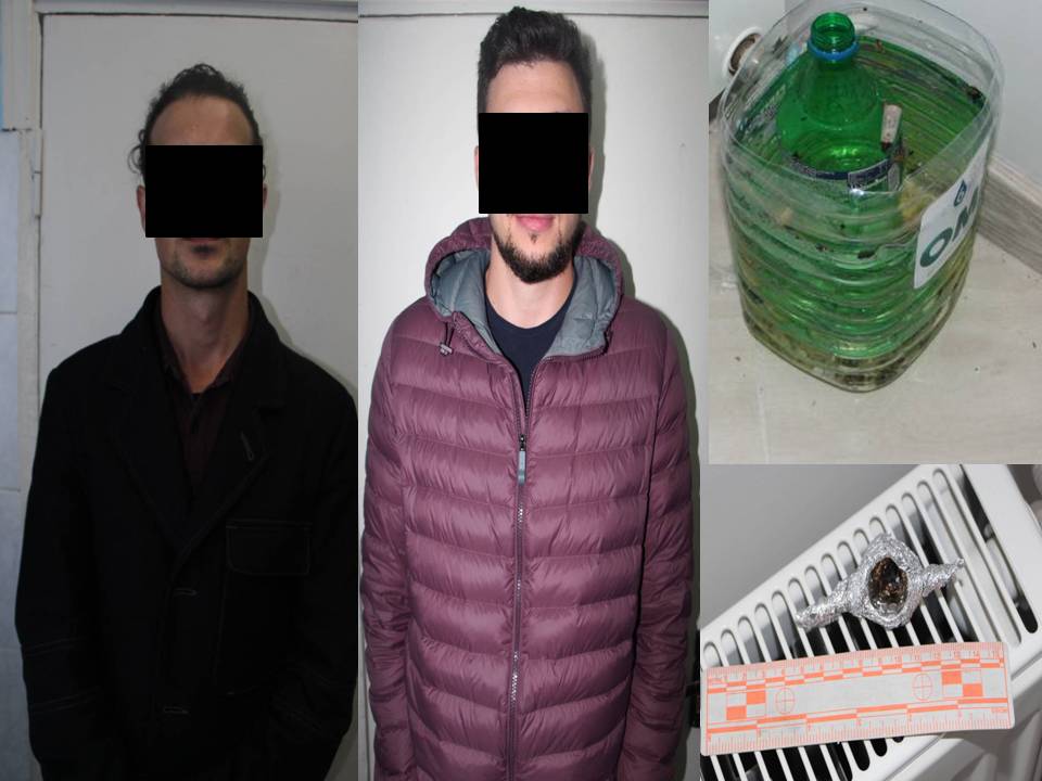 Doi indivizi din capitală, încătușați de polițiști, pentru că ar fi violat o tânără. Ce s-a depistat în apartamentul acestora