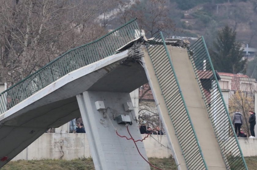 Pod prăbușit la periferia orașului Praga! Mai multe persoane au căzut în râul Vltava