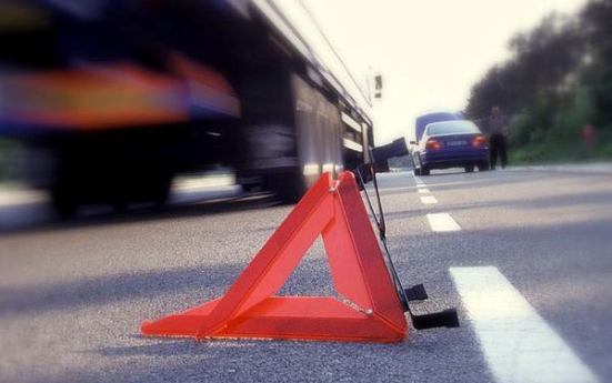 Doi polițiști implicați într-un accident rutier. Au ieșit cu mașina pe contrasens și s-au tamponat cu un camion