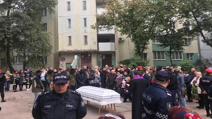 Femeia de 30 de ani și băiețelul ei de patru ani, care au decedat în urma exploziei de la Râșcani, conduși pe ultimul drum