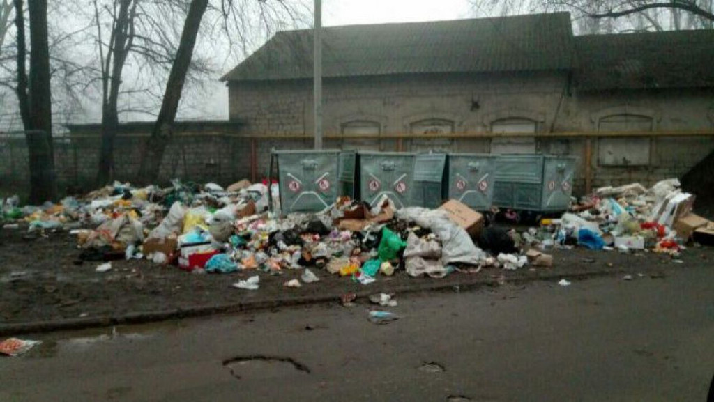 Coloana de autospeciale trimisă de Guvern a ajuns la Bălți. Au la dispoziție trei zile ca să curețe orașul de gunoi