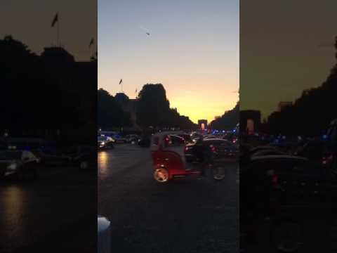 Champs Elysees a fost închis. Doi polițiști ar fi fost împușcați