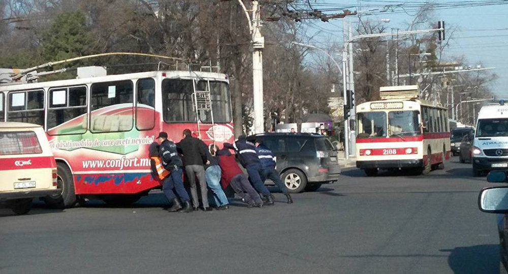 Troleibuz, lovit din plin de un automobil. Pasagerii au căzut pe jos