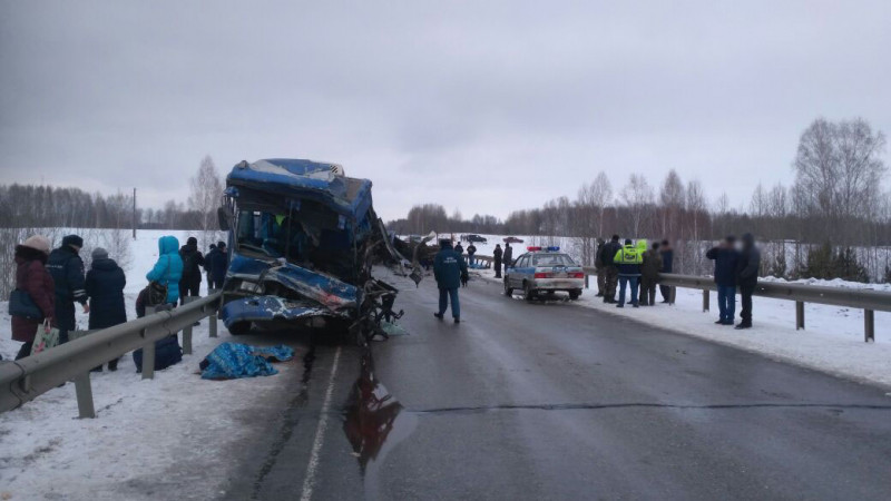 Два человека погибли в ДТП с автобусом и грузовиком в Томской области