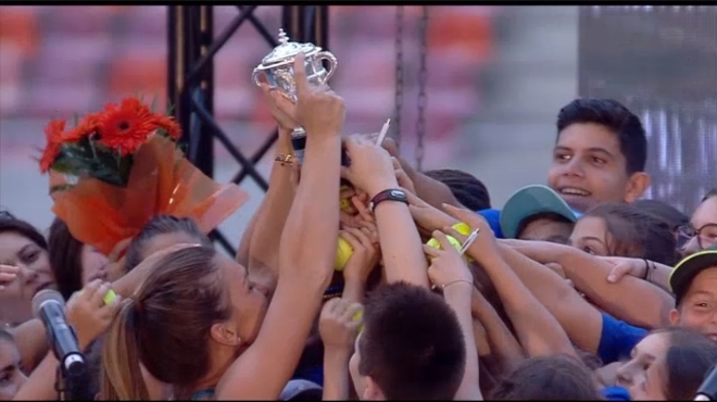 Simona Halep le-a prezentat românilor trofeul obținut la Roland Garros