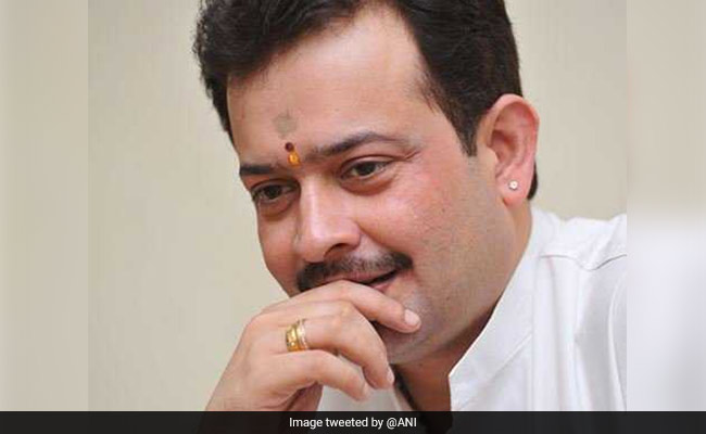 Bhaiyyuji Maharaj, who was offered cabinet post by Shivraj Singh Chouhan, commits suicide
