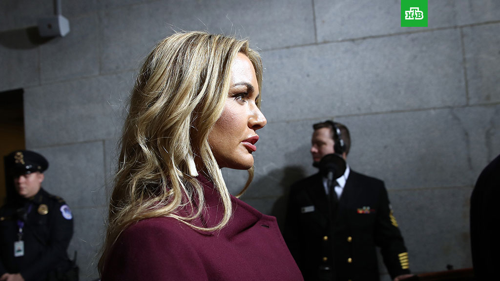 Невестка Трампа открыла конверт с белым порошком и попала в больницу