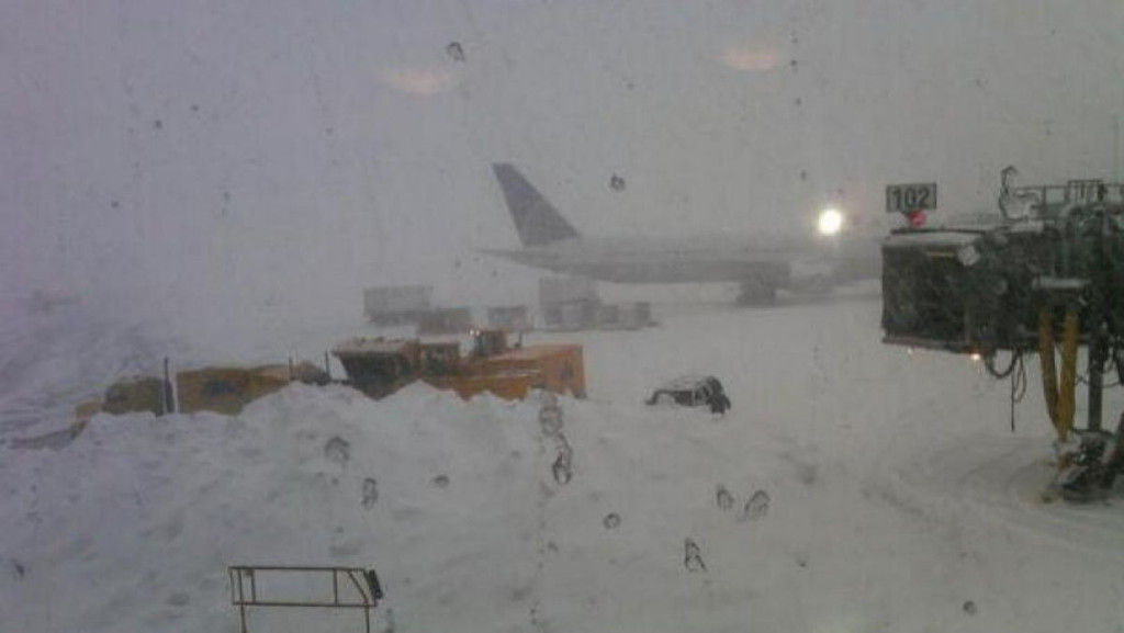 (foto/video) Traficul aerian, paralizat. Toate decolările și aterizările, amânate! Pasagerii cursei Verona-Chișinău, blocați în avion