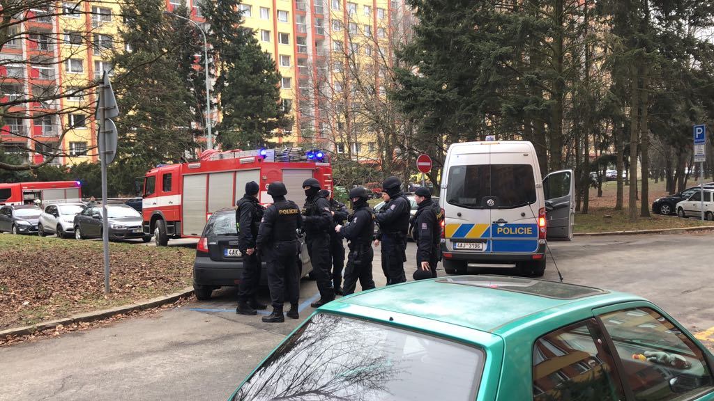 V Kobylisích se zabarikádoval muž a údajně hrozí odpálením bomby