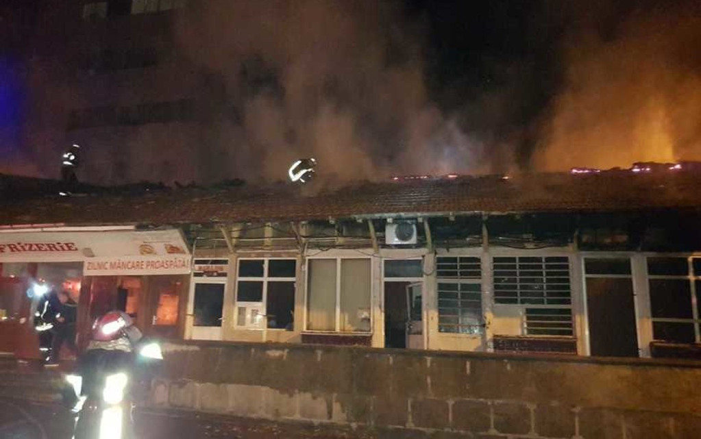 Incendiu puternic la o hală din Craiova. Pompierii au intervenit de urgență