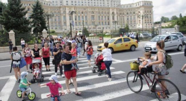Protest pe trecerea de pietoni, în fața Palatului Parlamentului