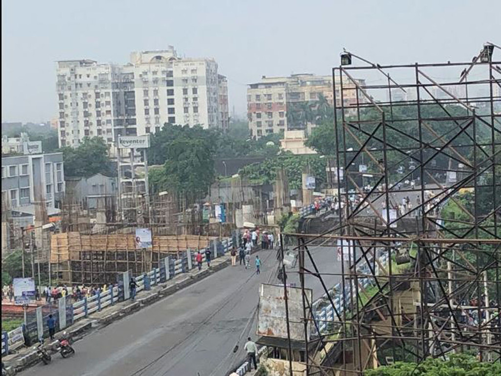 Kolkata: Portion of bridge collapses in Majerhat