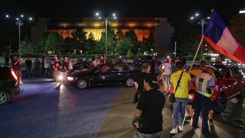 Control pirotehnic la mașinile parcate în zona Piața Victoriei