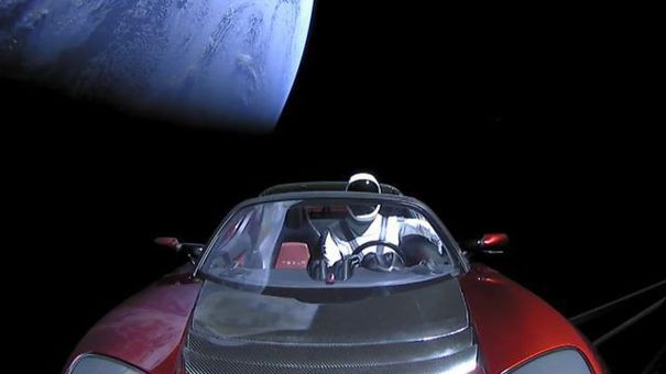Mașina lui Elon Musk, lansată în spațiu cu cea mai puternică rachetă din lume, a fost filmată de un telescop