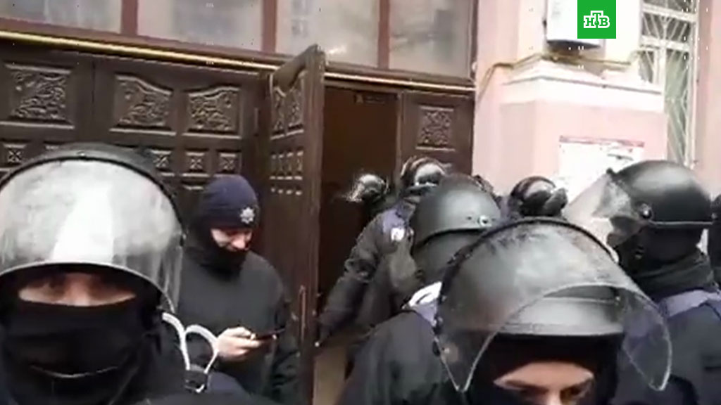 В Киеве сотрудники СБУ ломают дверь в квартиру Саакашвили