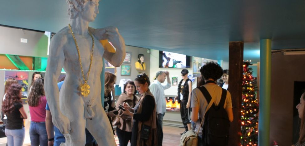 Jaf la Muzeul Kitsch-ului din București. O statuetă reprezentând un leu auriu, furată de trei tineri