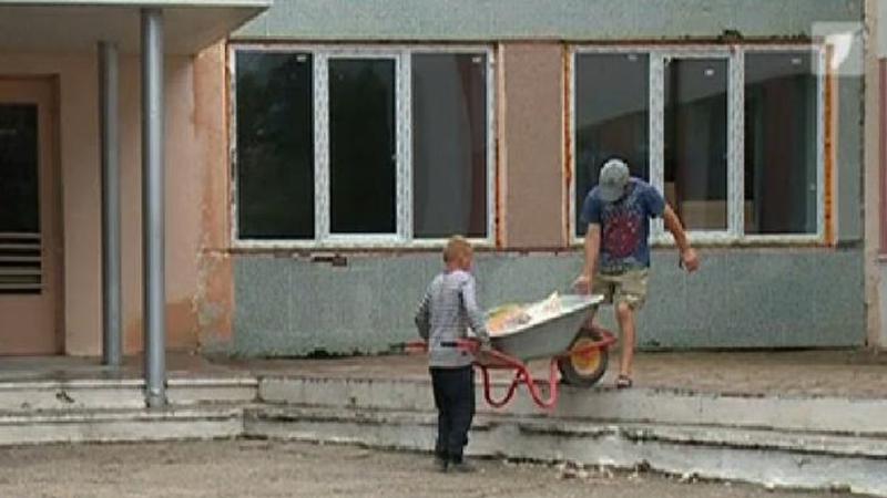 Salvarea școlii Românești din Aluatu. După mai bine de 30 de ani fără reparații, școala din satul Aluatu a început să fie renovată