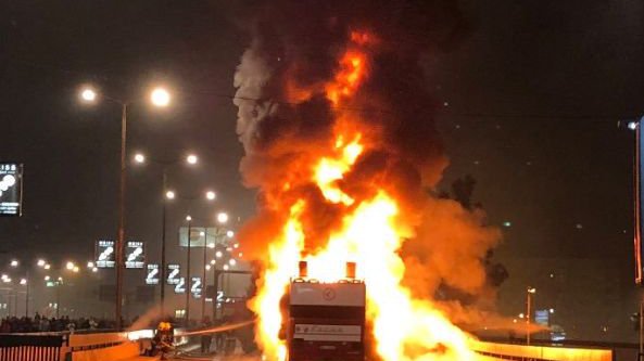 VIDEO + FOTO Scene incredibile în Belgrad! Autocarul Stelei Roșii Belgrad a luat foc la petrecerea de titlu