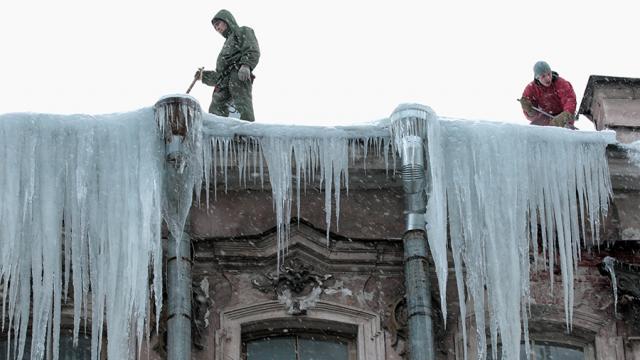 После падения на петербурженку наледи возбуждено уголовное дело