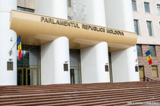 BĂTUT ÎN CUIE: Parlamentul condamnă atacurile Rusiei asupra securității informaționale a Moldovei