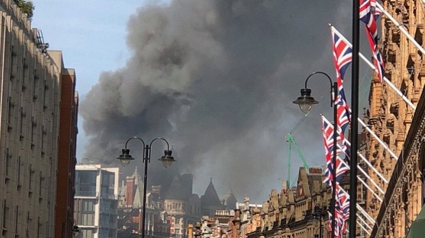 Incendiu într-un hotel din Londra. 100 de pompieri intervin