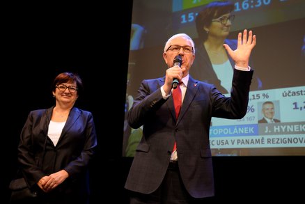 Česko vyhlíží výsledky voleb. Rýsuje se druhé kolo Zeman - Drahoš, třetí je Fischer