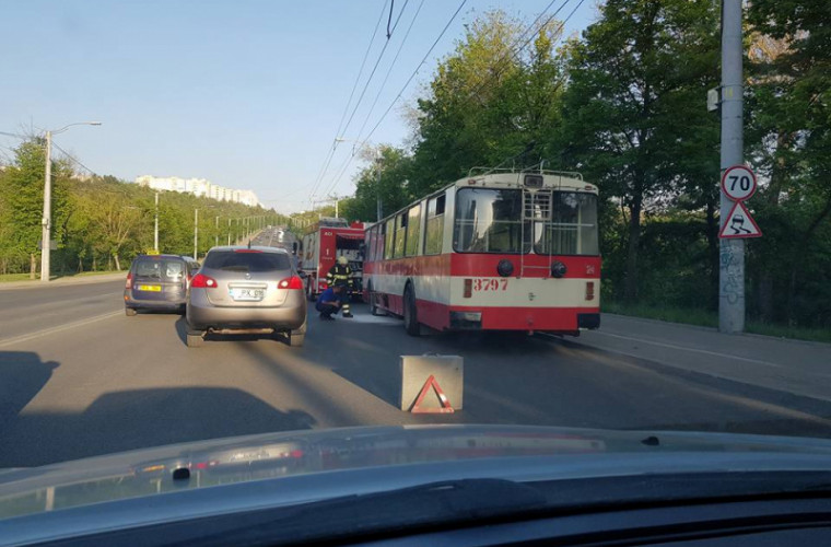 Ciocana: Un troleibuz de pe ruta 24 a luat foc în plină stradă