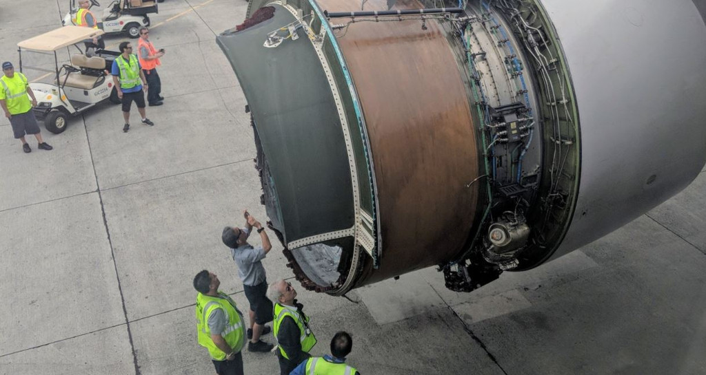 Panică la bordul unui avion United Airlines! Motorul a început să se dezintegreze în zbor