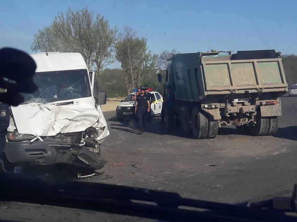 Accident la Vatra | Un microbuz s-a tamponat cu un camion