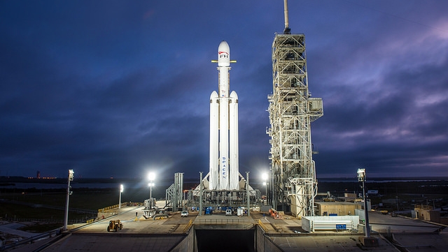 SpaceX trimite în spațiu o rachetă care va avea la bord o mașină electrică Tesla