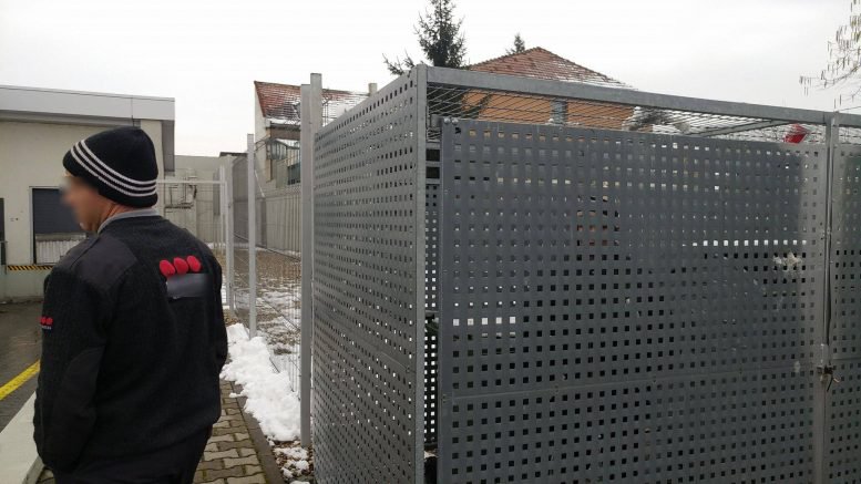 Paznicii unui supermarket, acuzați că au închis într-o cușcă o persoană a străzii