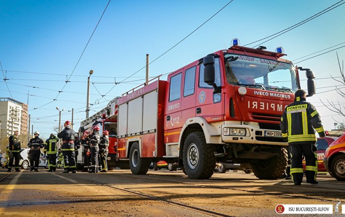 Incendiu DEVASTATOR în București: Acoperișul clădirii s-a prăbușit în totalitate