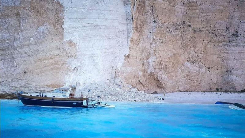 MOMENTE ÎNGROZITOARE. O stâncă s-a prăbușit pe o plajă din Zakynthos: Mai mulți turiști răniți