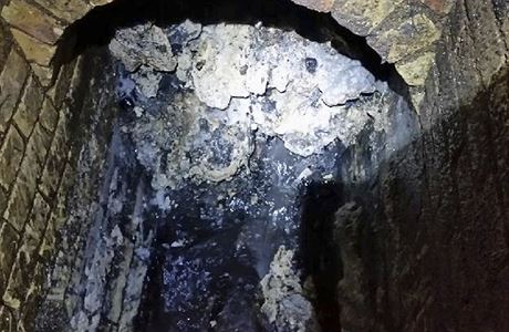 Londýnskou kanalizaci ucpala obří hrouda z tuků a odpadu o hmotnosti 130 tun