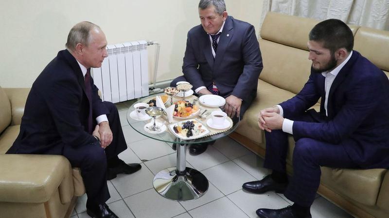 Putin l-a tras de urechi pe Khabib: Imaginea care face cât 1.000 de cuvinte