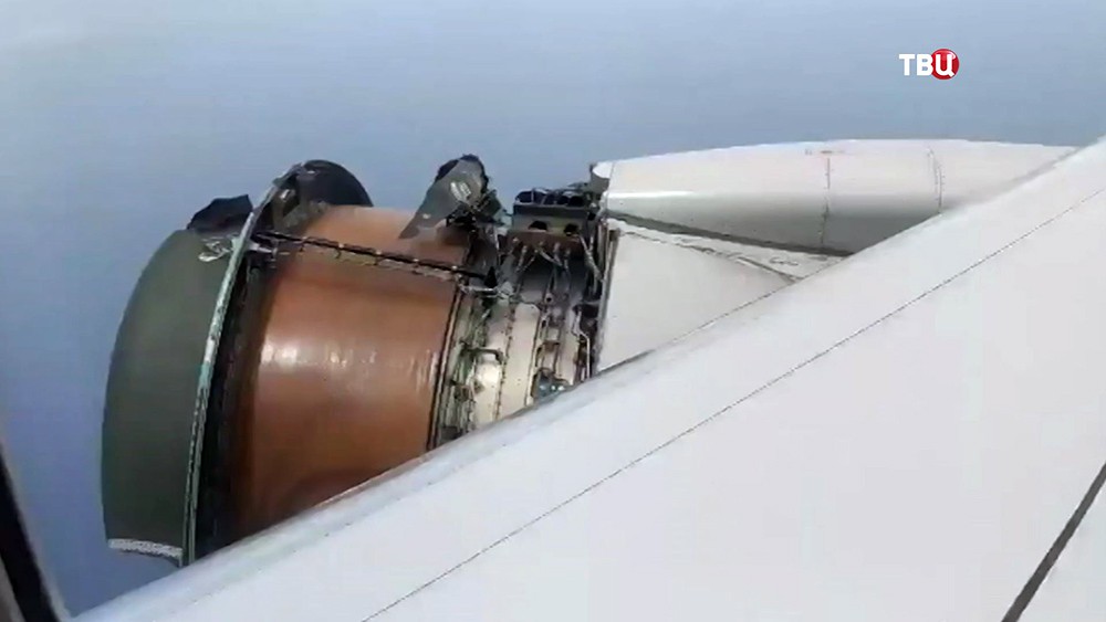 Двигатель Boeing развалился во время полета
