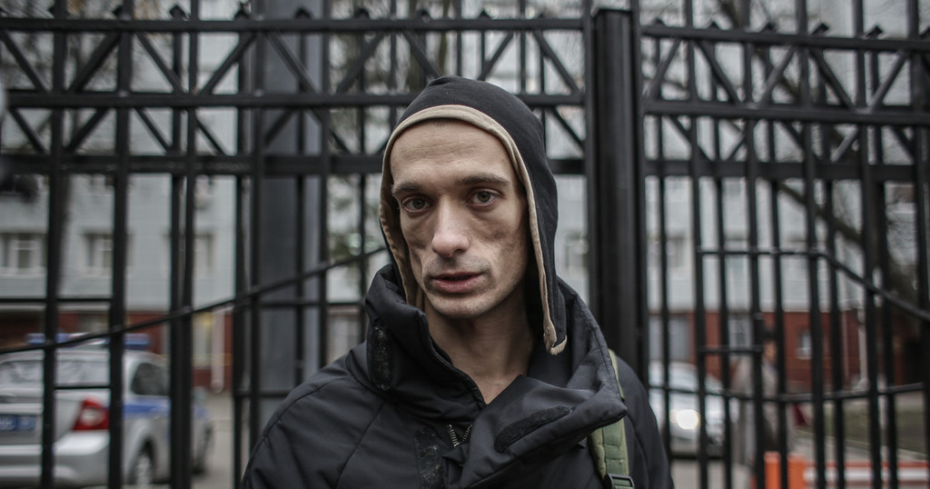 Павленский объяснил поджог Банка Франции