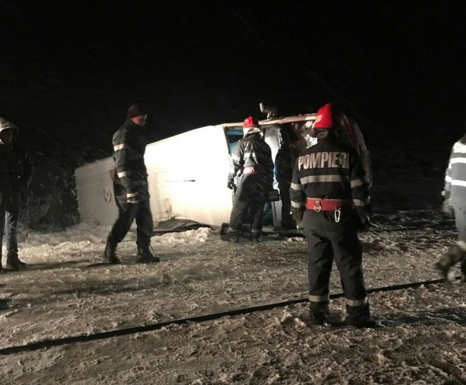 Un microbuz cu 13 cetățeni moldoveni s-a răsturnat în România