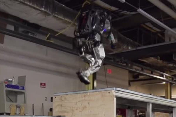Видео: двуногий робот Boston Dynamics стал мастером паркура