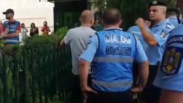 VIDEO Un protestatar s-a legat de gardul Palatului Victoria și a amenințat că își dă foc