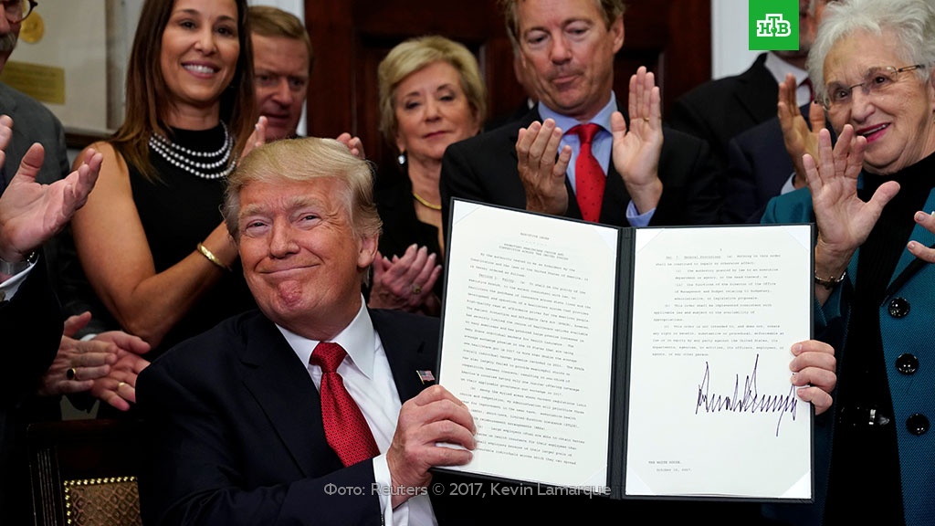 Президент США подписал указ, который сворачивает Obamacare