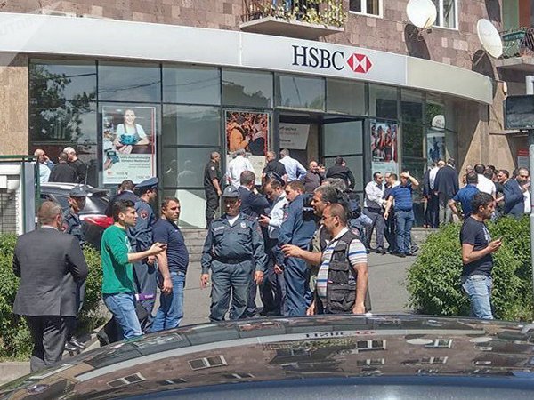 На банк в Ереване совершено вооруженное нападение