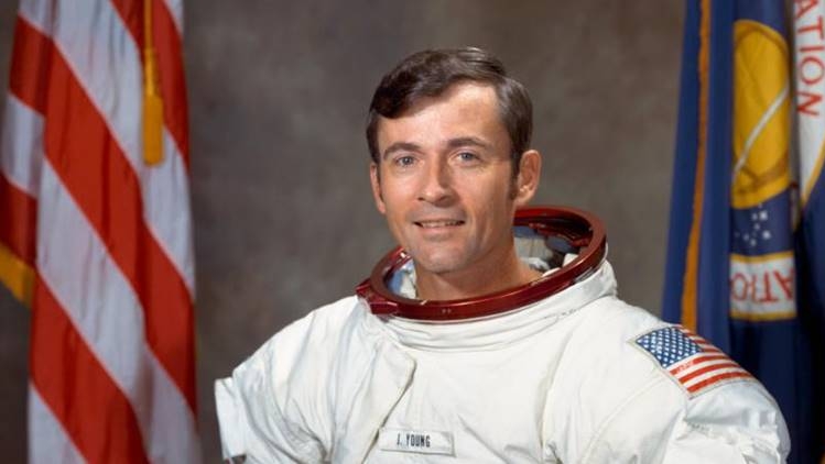 A murit astronautul John Young, un pionier al programului spațial american